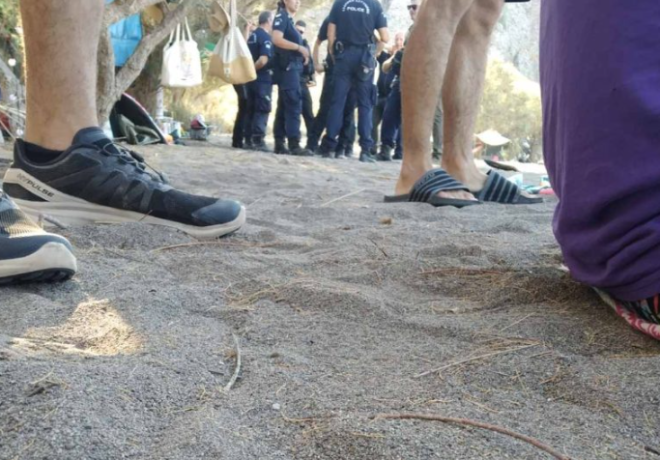 Χρούσος: Αστυνομία και κλούβα σε παραλία της Λέσβου